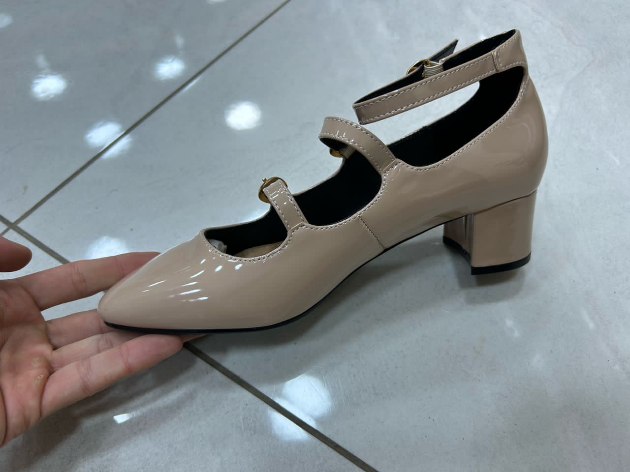 حذاء نسائي