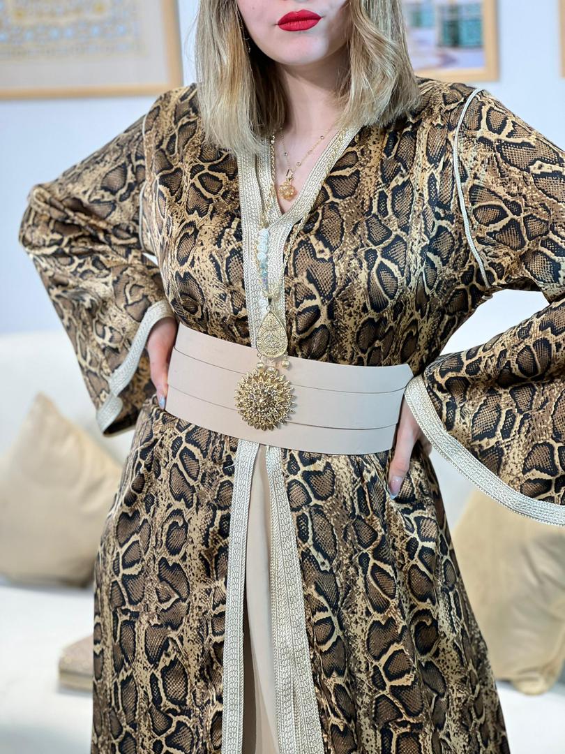 لمسة ملكية – "Une Touche Royale"قفطان عصري – "Caftan Moderne" توصيل مجاني للمنزل السعر مليون و ميتين و ثمانينالف